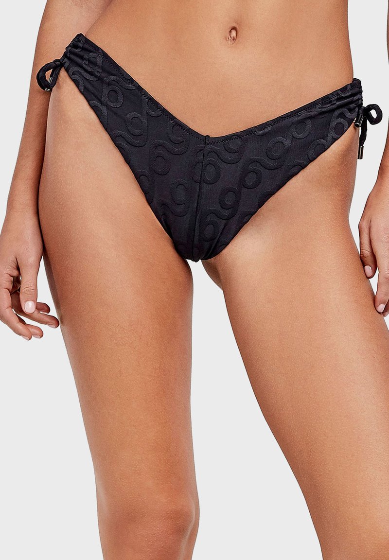 Crni bikini donji dio s teksturiranim uzorkom koji sadrži zakrivljene oblike. Podesive bočne mašne poboljšavaju prilagodbu i stil. Glatka tkanina.