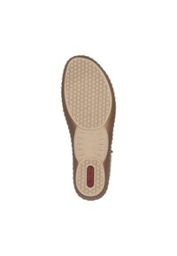 Semelle de chaussure en caoutchouc brun avec un motif hexagonal, présentant une surface beige texturée et un logo rouge au centre.