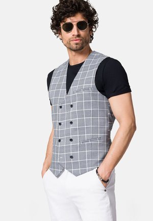 Szary kamizelka w kratę z podwójnym zapięciem, wyciętym kołnierzem, czarnymi guzikami i akcentami kieszeni, w połączeniu z czarnym t-shirtem i białymi spodniami.