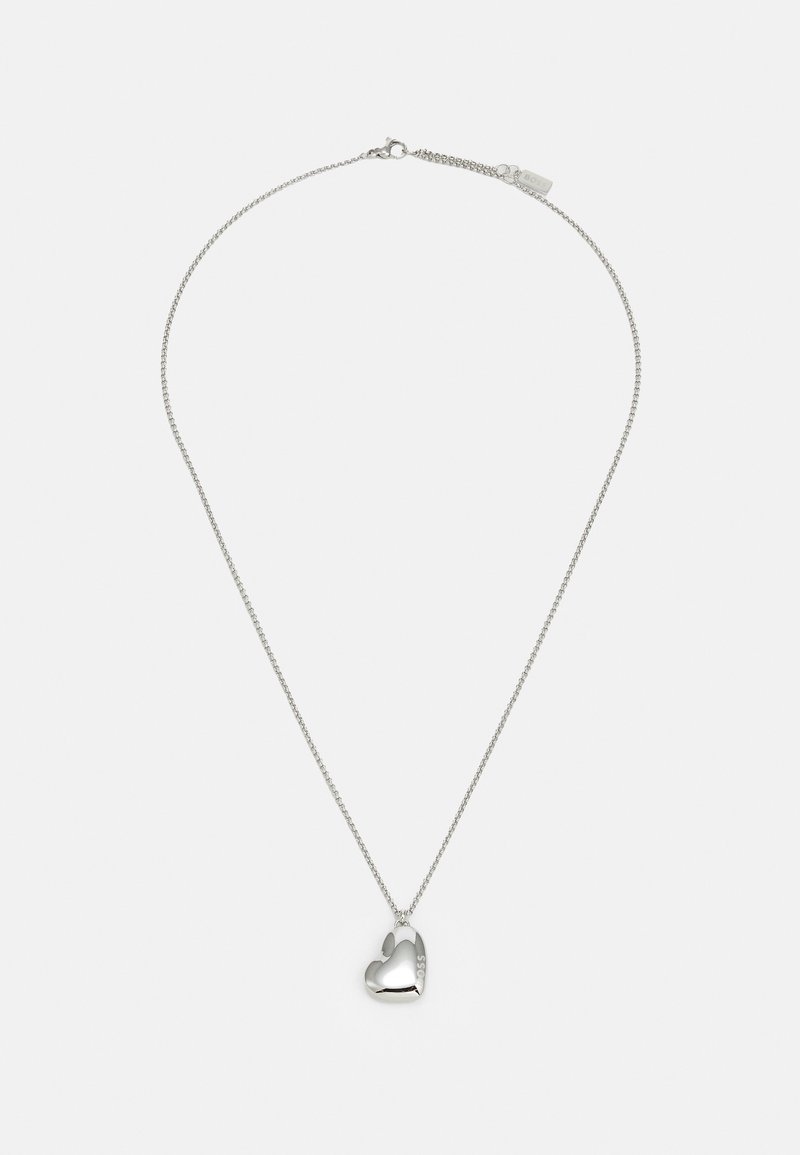 Sølv halskæde med et hjerteformet vedhæng, tekstureret overflade, og en fin kæde med en lås. Vedhænget har en klar graveret detalje.