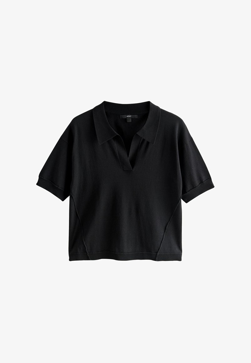 Polo nera a maniche corte con scollo a V, tessuto strutturato, dettagli cuciture laterali e vestibilità comoda. Etichetta con la scritta "NEXT".
