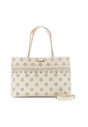Borsa crema con motivo floreale traforato, manici a catena dorata e tracolla crema staccabile arrotolata accanto.