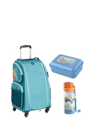 Blauer Rollkoffer mit farbiger Seitentasche, blaue Brotdose mit Bootsillustration und durchsichtige Wasserflasche mit Pinguindesign.