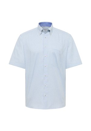 Camicia celeste a maniche corte con piccolo motivo a quadretti, colletto con bottoni e taschino sul petto.