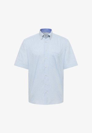 Hellblaues kurzärmeliges Hemd mit kleinem Karo-Muster und Knopfkragen, mit Brusttasche.