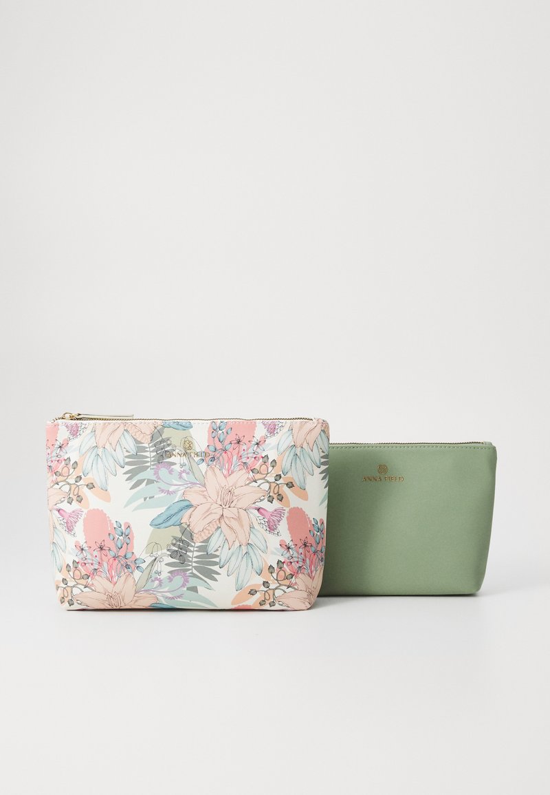 Twee zipped pouches: de ene met een bloemenpatroon in pastelkleuren, de andere in effen groen. Beide hebben gouden hardware en een gladde textuur.