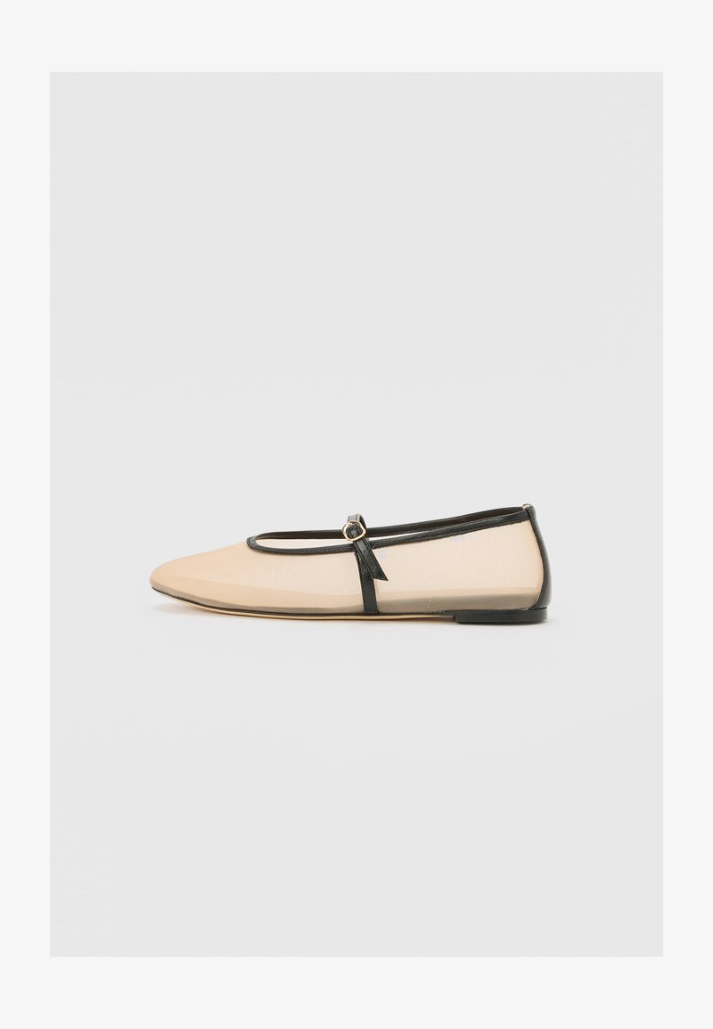 Beige ballerinaskor med svarta accenter, med rund tå, en tunn svart rem med en liten guldcirkel detalj och en slät yta.