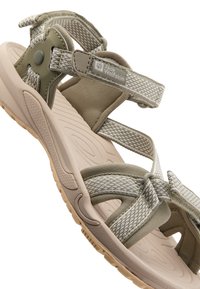 Sandaler med beige såle, grågrønne stoffremmer med vevde mønstre, justerbare festemidler og teksturert gummisåle for grep.