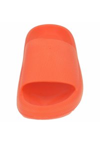 Oranje plastic slip-on sandaal met een open teenontwerp, een gestructureerd oppervlak met een hexagonaal patroon en een gladde binnenvoering.