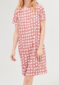 Vestido de manga corta en tela rosa con lunares blancos, con un corte holgado y escote redondo, llegando a la longitud de medio muslo.