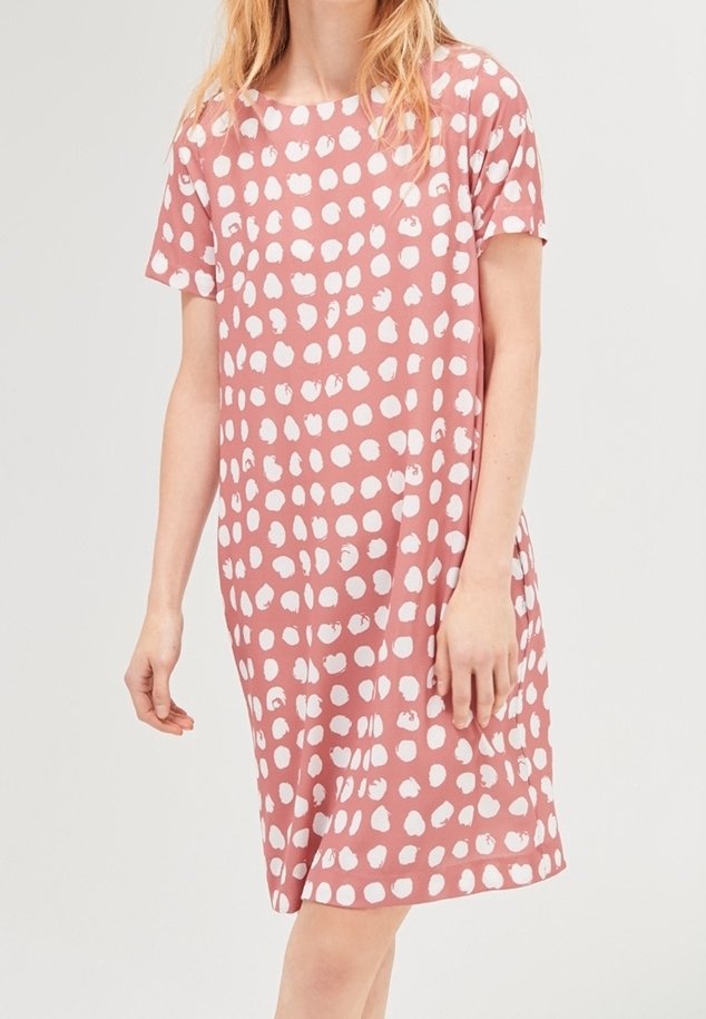 Vestido de manga corta en tela rosa con lunares blancos, con un corte holgado y escote redondo, llegando a la longitud de medio muslo.