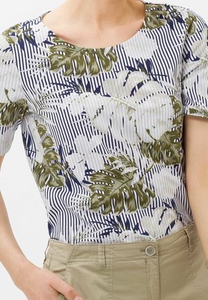 Kurzärmeliges Oberteil mit floralem Muster in Grün und Weiß, auf dunkelblau-weiß gestreiftem Hintergrund. Weicher Stoff mit rundem Ausschnitt.