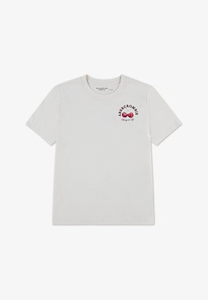 Fehér pamut rövid ujjú póló, melyen cseresznyés nyomott grafika és az "Abercrombie Cherry on Top" felirat található a bal mellrészen.