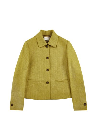 Giacca verde con texture, colletto, bottoni marroni e due tasche frontali. Il design è strutturato e corto.