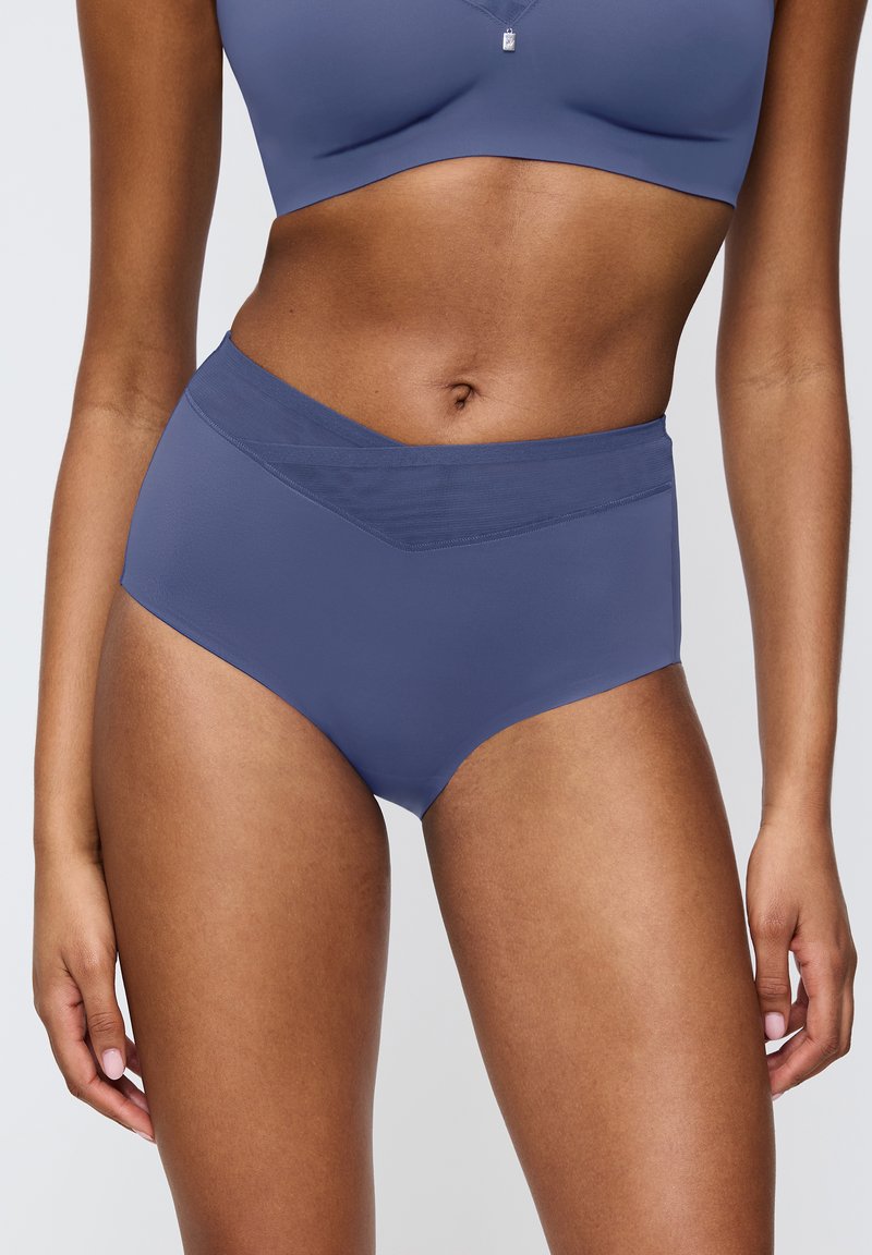 Vysoké dámské kalhotky z měkké, elastické tkaniny v barvě slatiny s hladkým povrchem a minimalistickým designem.