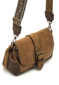 Borsa in pelle marrone con fondo texturizzato, accessori in metallo e una tracolla con motivo floreale. Presenta una chiusura con pattina e nappine decorative.