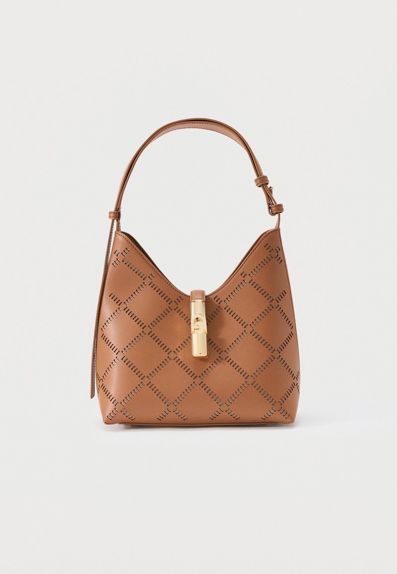 Καφέ δερμάτινη τσάντα χειρός με μοτίβο από διαμάντια και χρυσό μεταλλικό κούμπωμα, με έναν ρυθμιζόμενο ιμάντα ώμου.