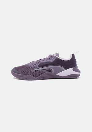 Baskets violettes et lavande avec dessus en mesh, fermeture à lacets, détails blancs et gris, et un languette à l'arrière, vues de côté.
