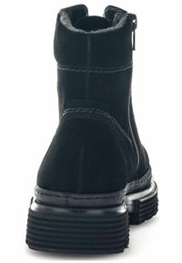 Bottine en suede noire avec une finition texturée, dotée d'une fermeture éclair à l'arrière et d'une semelle en caoutchouc épaisse avec des détails striés.