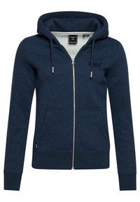 Sudadera con cremallera en azul marino, hecha de tela suave, con capucha ajustable, bolsillos frontales, puños acanalados y un logo en el pecho.