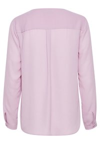 Blusa rosa a maniche lunghe con una texture liscia, scollatura rotonda, dettaglio della piega sulla schiena e polsini con bottoni.