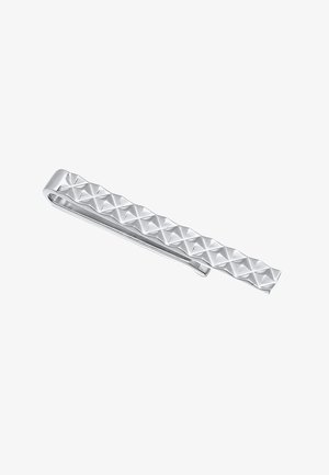 Porte-cravate en argent avec une surface texturée présentant des accents en forme de pyramide, au design élégant et à la finition polie.