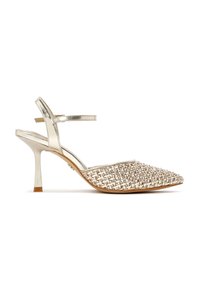 Goldene Slingback-Pumps mit hohem Absatz, gewebtem Design, spitzer Zehenpartie und Knöchelriemen. Merkmale sind eine glänzende metallische Textur und dezente Verzierungen.