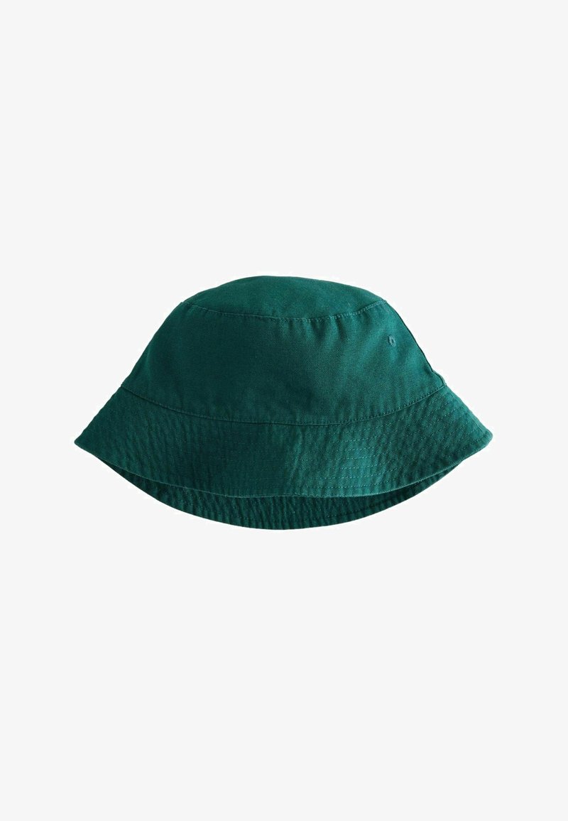 Chapeau bob en coton vert foncé avec bord cousu et œillets de ventilation sur fond blanc.