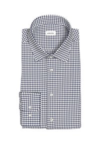 Witte button-up shirt met marineblauw ruitpatroon, voorzien van een klassieke kraag en lange mouwen, keurig gevouwen met knoopdetails.