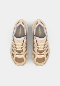 Lette mesh og syntetiske sko med beige aksenter, med snøring, forsterket hæl og polstret tunge for komfort.