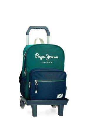 Mochila trolley verde y azul marino con asa extensible y bolsillo frontal con cremallera, con la marca "Pepe Jeans London," sobre una base de plástico con dos ruedas.