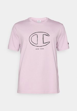 T-shirt en coton rose clair à manches courtes avec un grand logo "C" brodé en noir qui affiche "NEW YORK" en dessous.