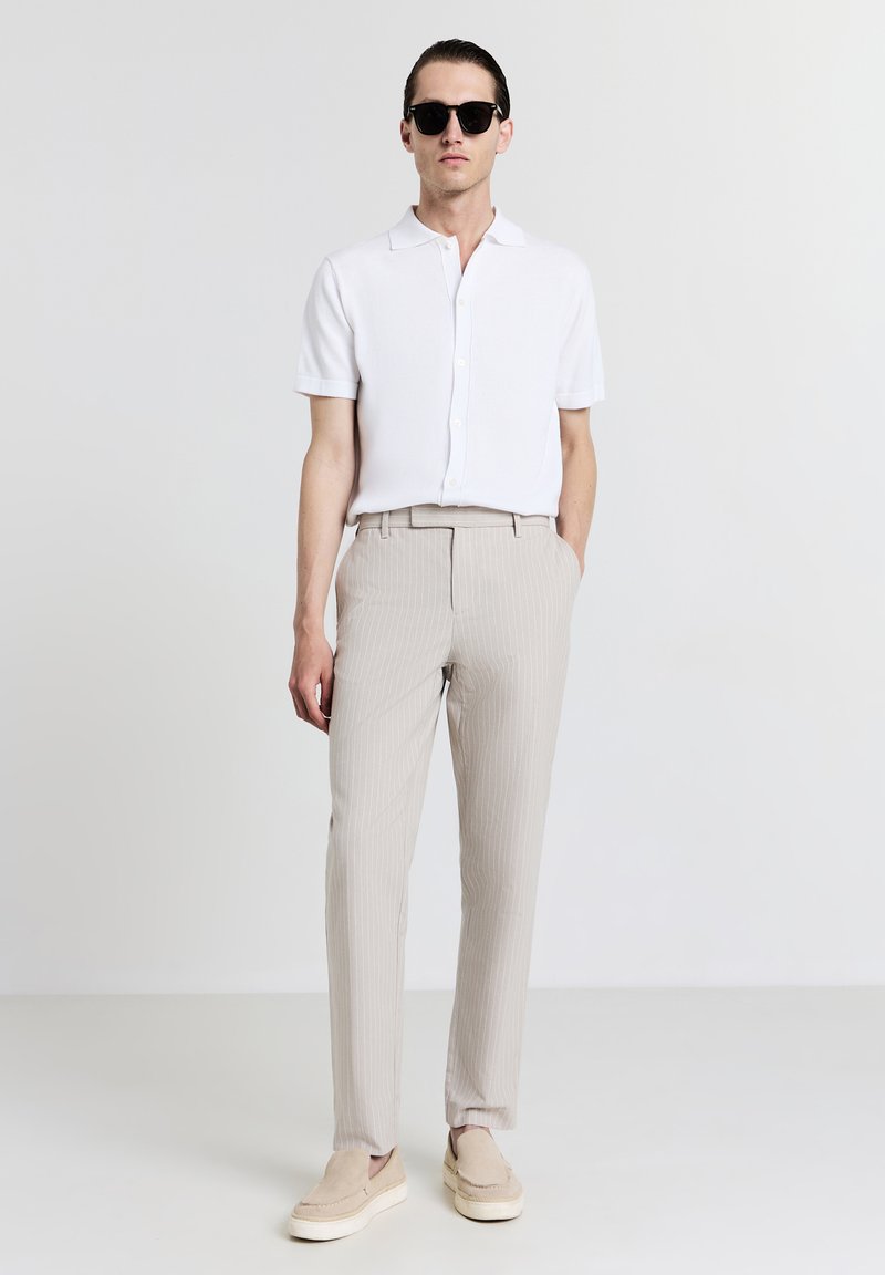 Real Estate Camicia Bianca 2022 Pantaloni Beige Look Con