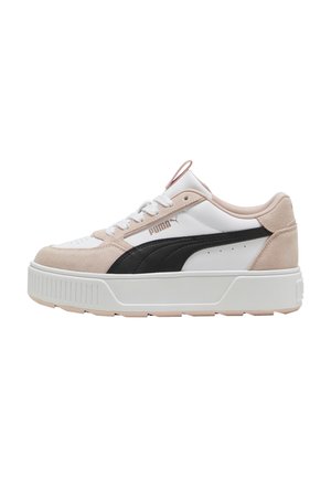 Witte en roze sneakers met een zwarte streep, bovenwerk van suede en synthetisch materiaal, dikke witte zool met een getextureerd patroon en vetersluiting.