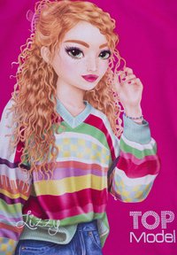 Illustrazione grafica di un personaggio con capelli biondi ricci, che indossa un maglione a fantasia multicolore e jeans su uno sfondo rosa.