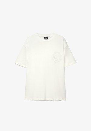 Hvid kortærmet t-shirt lavet af blød bomuld. Har et diskret prægning af logoet på venstre brystområde. Rund halsudskæring.