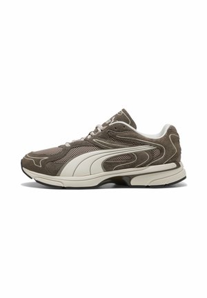 Bruine en beige suède en mesh hardloopschoen met wit Puma-logo op de zijkant en een dempende zool.