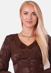 Braunes Satinkleid mit V-Ausschnitt, langen Ärmeln und sechs dekorativen Knöpfen auf der Vorderseite. Die Textur weist ein dezentes florales Muster auf.