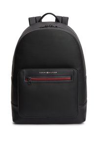 Μαύρο σακίδιο πλάτης από υλικό με υφή, με λείο κάτω πάνελ, μπροστινή τσέπη με φερμουάρ και κόκκινη λεπτομέρεια, και λογότυπο.