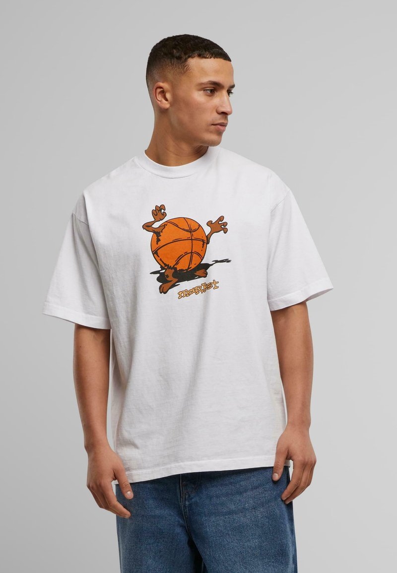 Hvit bomull t-skjorte med et stort oransje basketballgrafikk og tegneserieaktige hender. Korte ermer, rund hals, avslappet passform.