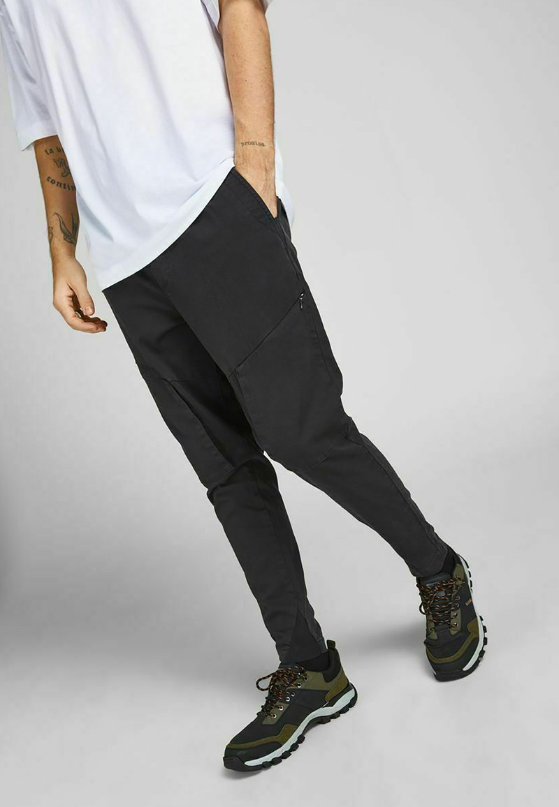 Herren Trainingsanzüge | Jack & Jones ACE BONDI TAPERED AKM Jogginghose black/schwarz - ME60192 Herren Trainingsanzüge | Jack & Jones ACE BONDI TAPERED AKM Jogginghose black/schwarz - ME60192