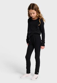 Schwarzes Langarm-Top und eng anliegende Hose aus weichem Stoff. Das Outfit zeichnet sich durch eine lockere Passform mit gerippten Bündchen und einem bestickten Logodetail aus.