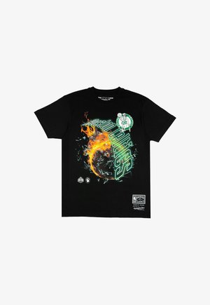 T-shirt in cotone nero con grafica dei Boston Celtics, testo verde, fiamme e design di vetro shattered. Loghi aggiuntivi in basso.