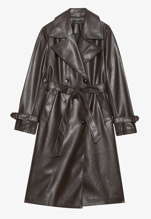 Brun faux lær trenchcoat med dobbelt-knappet front, brede revers, en knyttet belte og knappe-accenter på ermene.