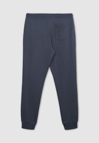 Granatowe dresy z miękkiego materiału posiadają elastyczny pasek w talii, ściągacze u kostek oraz jedną tylną kieszeń. Gładka tekstura i prosty design.