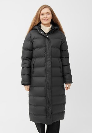Manteau matelassé noir long avec une finition mate, design matelassé, fermeture éclair à l'avant, poches latérales et une capuche. Intérieur doux. Adapté pour les temps froids.