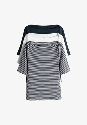 Trīs T-krekli: viens tumši zils, viens balts un viens tumši zils ar baltām svītrām, ar plašu apkakli un īsām piedurknēm, izgatavoti no maigas kokvilnas.