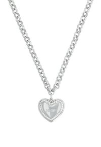 Collana in argento con pendente a forma di cuore. Il pendente presenta una superficie lucida circondata da pietre trasparenti e un logo inciso.
