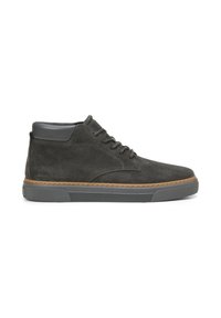 Baskets montantes pour homme en daim gris foncé avec une semelle en caoutchouc. Présentent des accents gris et une semelle intermédiaire en cuir tan cousue. Les lacets montent à l'avant.