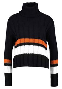 Svart ribbad polotröja med horisontella ränder i orange, vitt och svart. Tillverkad av strukturerat stickat material, avslappnad passform.